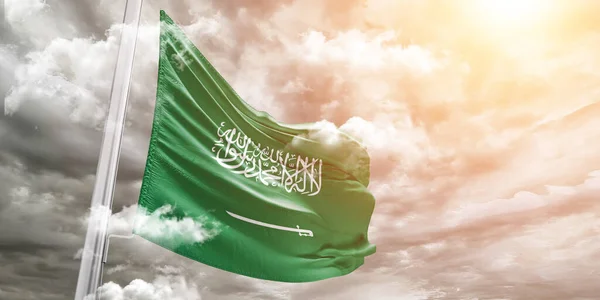 Suudi Arabistan ulusal bayrak kumaşı güzel gri arka planda dalgalanıyor.
