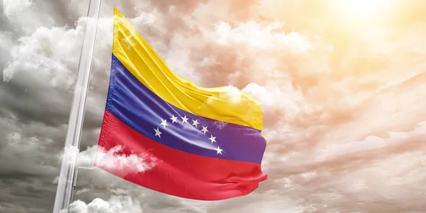 委内瑞拉国旗布织物在美丽的灰色背景下飘扬 — 图库照片