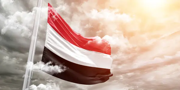 Gri Arka Planda Sallanan Yemen Ulusal Bayrak Kumaşı — Stok fotoğraf