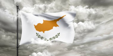 Kıbrıs ulusal bayrağı kumaşı güzel bulutlu arka planda dalgalanıyor.