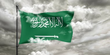 Suudi Arabistan ulusal bayrak kumaşı güzel bulutlu arka planda dalgalanıyor.