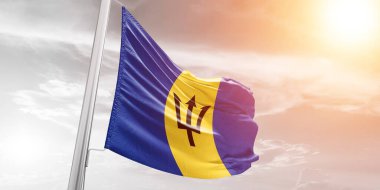 Barbados Ulusal Bayrak Kumaşı Güzel Bulutlu Arkaplanda Dalgalanıyor.