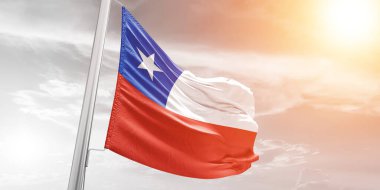 Şili ulusal bayrak kumaşı güzel bulutlu arka planda sallanıyor.