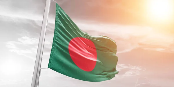 Bangladesh Tecido Pano Bandeira Nacional Acenando Sobre Belo Fundo Nublado — Fotografia de Stock
