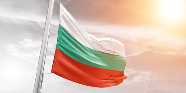 Bulgarien Nationalflagge Stoff Weht Auf Schönen Bewölkten Sonnenschein Hintergrund — Stockfoto