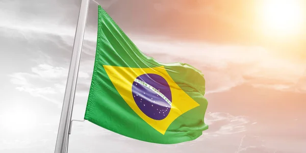 Brasil Bandera Nacional Tela Ondeando Sobre Hermoso Sol Nublado Fondo —  Fotos de Stock