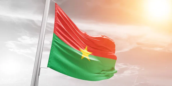 Burkina Faso Tela Bandera Nacional Ondeando Sobre Hermoso Sol Nublado —  Fotos de Stock