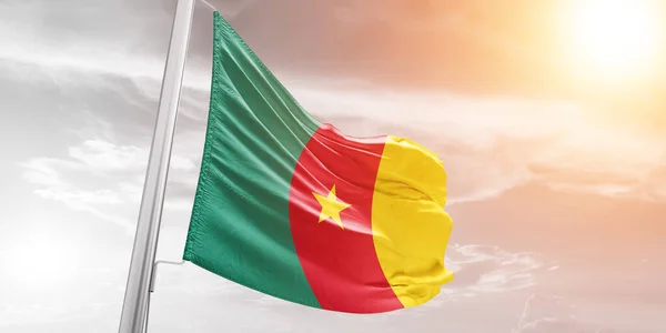 Камерунська Національна Тканина Прапора Махає Прекрасним Сонячним Фоном — стокове фото