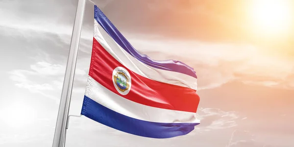 Costa Ricas Nationalflagge Stoff Weht Auf Schönen Bewölkten Sonnenschein Hintergrund — Stockfoto