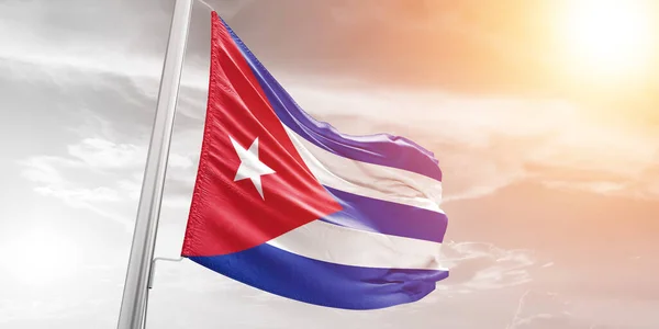 Küba Ulusal Bayrak Kumaşı Güzel Bulutlu Arka Planda Sallanıyor — Stok fotoğraf