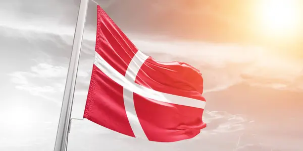 Dinamarca Bandera Nacional Tela Ondeando Sobre Hermoso Sol Nublado Fondo — Foto de Stock