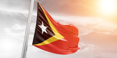 Doğu Timor (Timor-Leste) güzel Bulutlu Arkaplanda sallanan ulusal bayrak kumaşı.