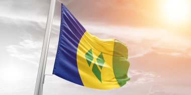 Saint Vincent ve Grenadines Ulusal Bayrak Kumaşı Güzel bulutlu arka planda sallanıyor.