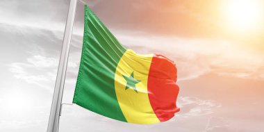 Senegal ulusal bayrak kumaşı güzel bulutlu arka planda dalgalanıyor.