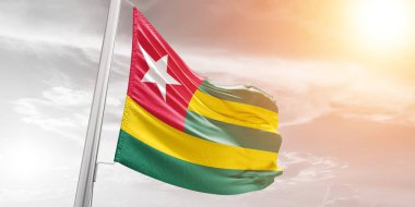 Togo ulusal bayrak kumaşı güzel bulutlu arka planda sallanıyor.