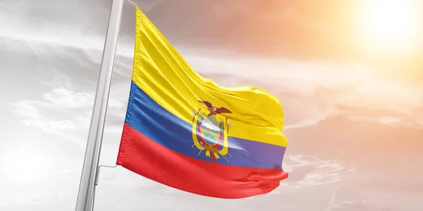 厄瓜多尔国旗布织物在美丽的云彩背景下飘扬 — 图库照片
