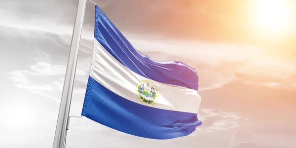美しい曇りの日に手を振るエルサルバドル国旗布生地背景 — ストック写真