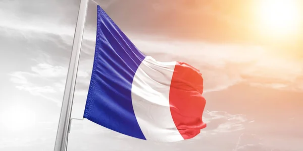 美しい曇りの日に手を振るフランス国旗布 — ストック写真