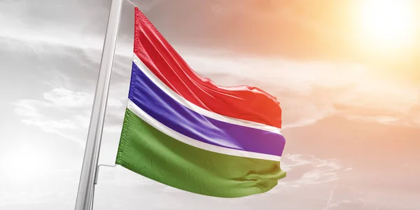 Gambia Nationale Vlag Doek Zwaaiend Mooie Bewolkte Achtergrond — Stockfoto