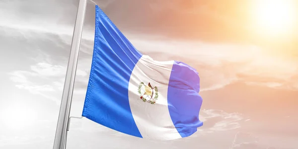 Тканина Державного Прапора Гватемали Розмахуючи Чудовим Хмарним Тлом — стокове фото