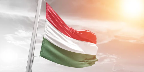 Ungarn Nationalflagge Stoff Weht Auf Schönen Bewölkten Hintergrund — Stockfoto