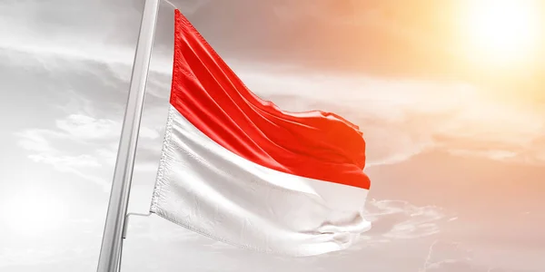 Indonézia Nemzeti Zászló Szövet Integetett Gyönyörű Felhős Háttér — Stock Fotó