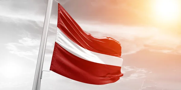 Letland Nationalflag Klud Stof Vinke Smukke Overskyet Baggrund - Stock-foto