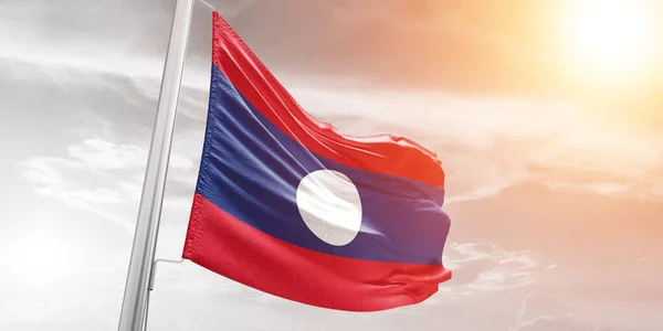Laos Tecido Pano Bandeira Nacional Acenando Sobre Belo Fundo Nublado — Fotografia de Stock