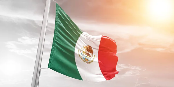 Güzel Bulutlu Arka Planda Dalgalanan Meksika Ulusal Bayrak Kumaşı — Stok fotoğraf