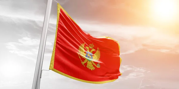 Ткань Ткани Национального Флага Черногории Размахивающая Прекрасном Облачном Фоне — стоковое фото