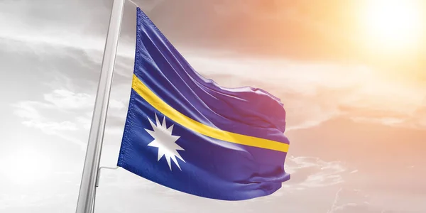 Tela Tela Bandera Nacional Nauru Ondeando Sobre Hermoso Fondo Nublado — Foto de Stock