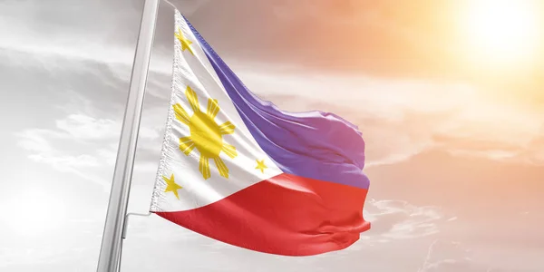 美しい曇りの日に手を振るフィリピン国旗布 — ストック写真