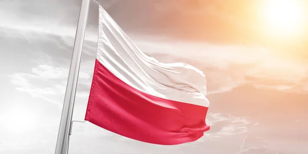 Polonia Bandera Nacional Tela Ondeando Sobre Hermoso Fondo Nublado —  Fotos de Stock