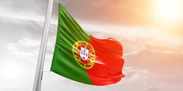 Portugalska Narodowa Tkanina Flagowa Machająca Pięknym Chmurnym Tle — Zdjęcie stockowe