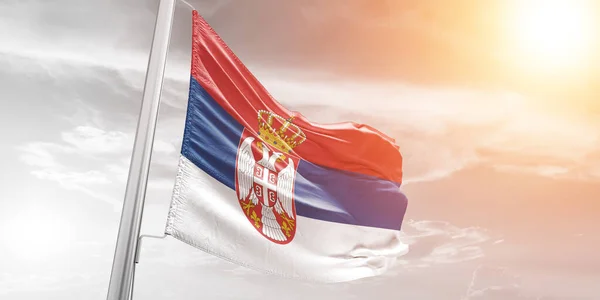 Srbsko Národní Vlajkové Tkaniny Vlnění Krásném Zamračeném Pozadí — Stock fotografie