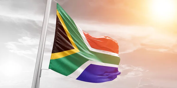 南非国旗布在美丽的云彩背景下飘扬 — 图库照片
