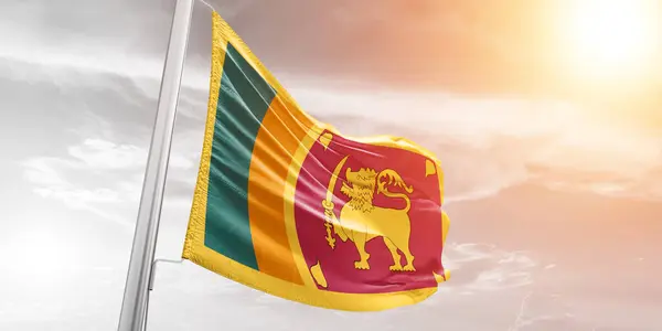 Sri Lanka Nationale Vlag Doek Zwaaiend Mooie Bewolkte Achtergrond — Stockfoto