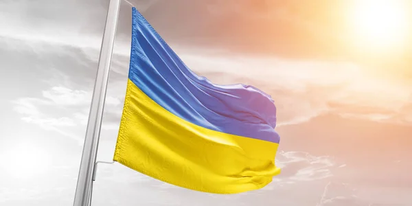 Ukrayna ulusal bayrak kumaşı güzel bulutlu arka planda dalgalanıyor.