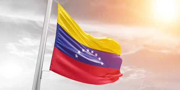 委内瑞拉国旗布在美丽的云彩背景下飘扬 — 图库照片