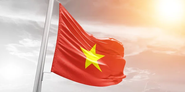 美しい曇りの上に手を振ってベトナム国旗布生地背景 — ストック写真