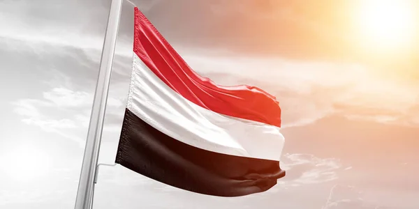 Yemen Bandiera Nazionale Stoffa Tessuto Sventolando Bella Nuvoloso Sfondo — Foto Stock