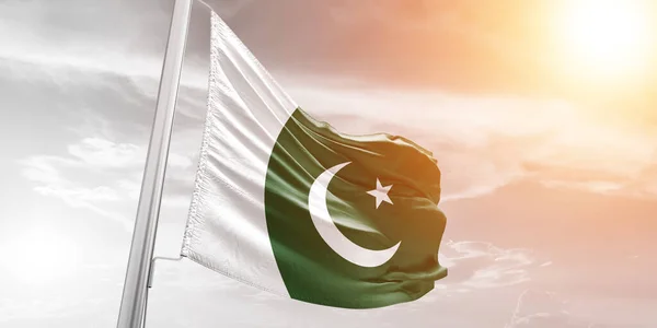 Pakistan National Flagga Tyg Viftar Vacker Molnig Bakgrund — Stockfoto