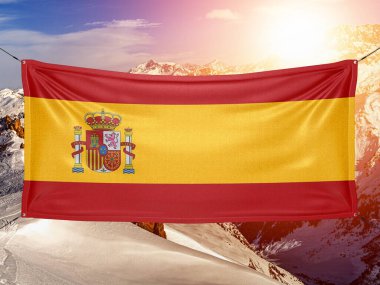 İspanya Ulusal Bayrak Kumaşı Güzel Dağ Arkaplanında Sallanıyor.
