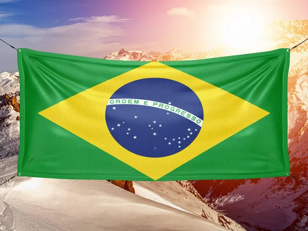 Brazílie Národní Vlajkové Tkaniny Vlnění Krásném Horském Pozadí — Stock fotografie
