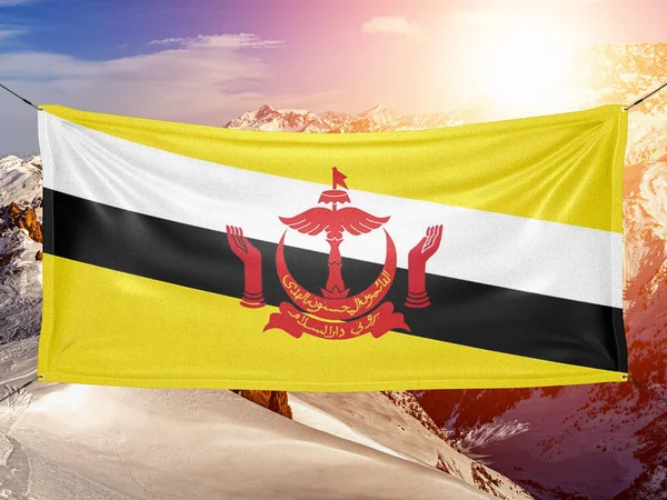 Brunej Národní Vlajka Tkaniny Vlnění Krásném Horském Pozadí — Stock fotografie