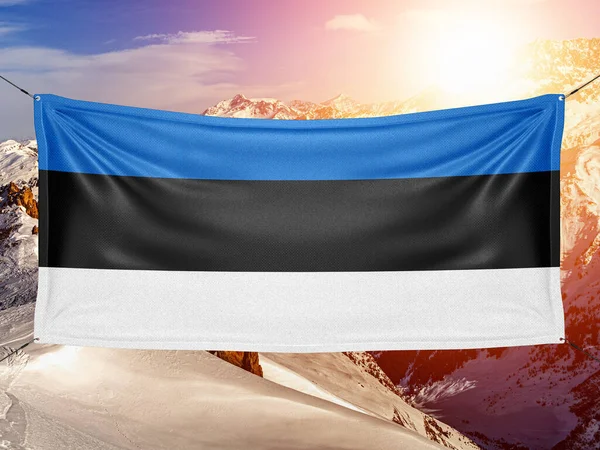 Estland Nationale Vlag Doek Zwaaien Mooie Berg Achtergrond — Stockfoto