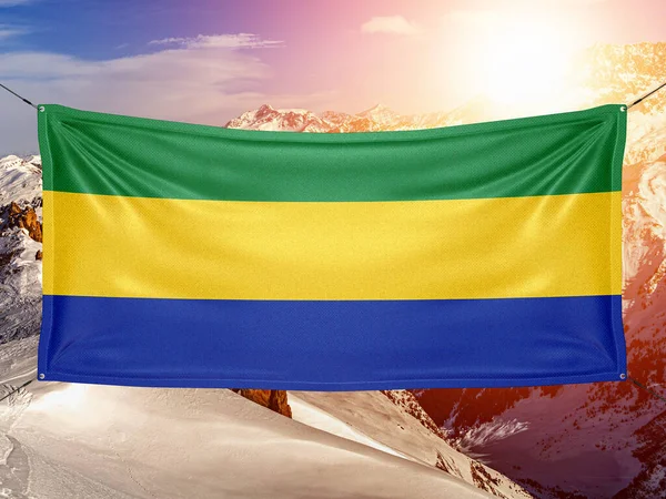 Gabon Nationale Vlag Doek Zwaaiend Mooie Berg Achtergrond — Stockfoto