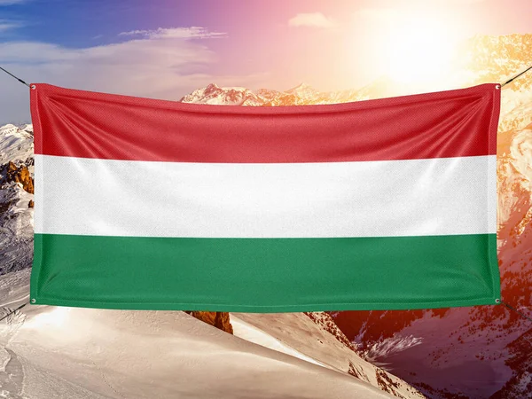 Unkari Lippu Kangas Heiluttaa Kaunis Mountain Tausta — kuvapankkivalokuva