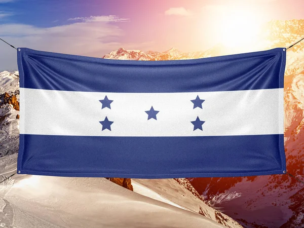 洪都拉斯国旗布在美丽的山地背景下飘扬 — 图库照片