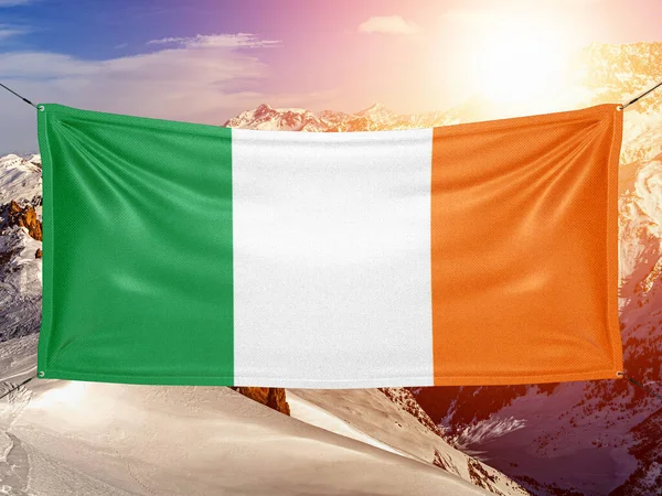 Irlanda Stoffa Bandiera Nazionale Tessuto Sventolando Sul Bellissimo Sfondo Montagna — Foto Stock